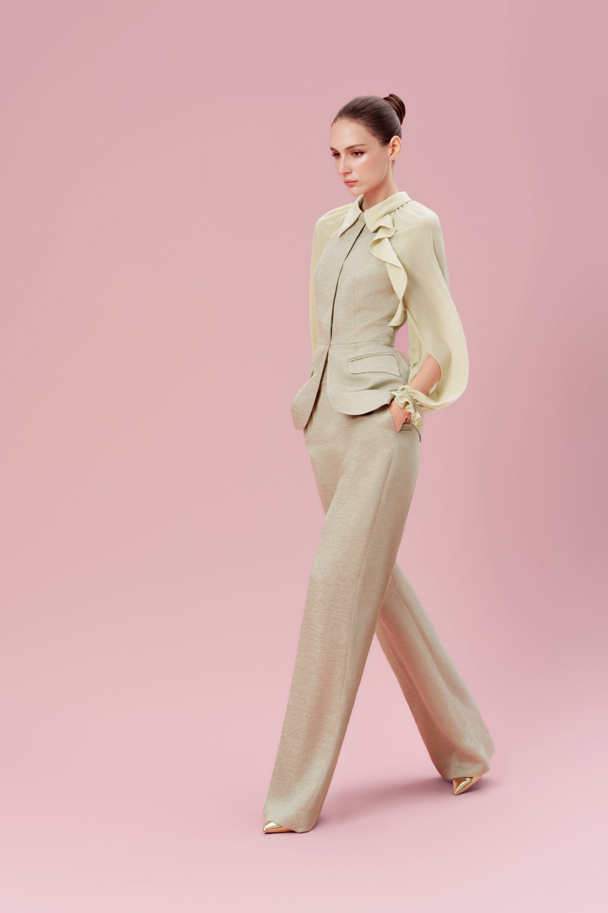 Sleeveless Tailored Set Design